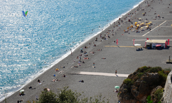 Antalya’da Yazdan Kalma Günler: Turistler Sahilleri Doldurdu