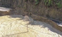 Gazipaşa’da Heyelan Yolu Yuttu