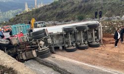 Virajı alamayan kamyon iki otomobile çarptı: 1 ölü, 3 yaralı.