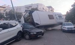 Kaza Yapan Otel Servisi, Park Halindeki Araçların Üzerine Devrildi