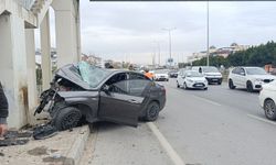 Çarpışan İki Araçtan Biri Üst Geçidin Ayaklarına Çarptı: 1 Ağır Yaralı