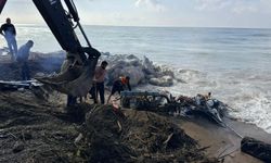 Kıyıya Yanaşmak İsteyen Tekne Kayalıklara Çarpıp Parçalandı