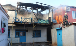 Antalya’da 2 Katlı Ev Sobadan Çıkan Yangında Küle Döndü