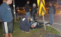 Otomobil İle Çarpışan Motosikletli Acı İçinde Yerde Kaldı
