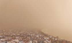 Antalya’da Sahra Tozu Çamur Yağmuruna Dönüştü