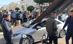Kamyondaki Demirler Otomobile ‘Ok’ Gibi Saplandı