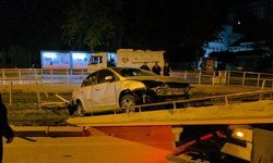 Antalya'da Alkollü Sürücü Tramvay Durağına Daldı