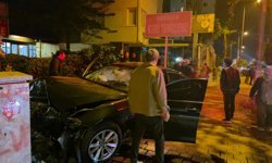 Kontrolden Çıkan Lüks Otomobil Duvara Çarptı: 1 Ölü