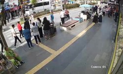 Motosikletli Yayalara Çarpıp Kaçtı