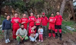 Kaya Yarığına Düşen 6 Yavru Köpeğe Film Gibi Kurtarma