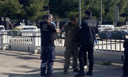 Antalya’da Demirlere Çıkan Genci Polis İndirdi