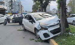 Yaya Geçidindeki Motosiklete Çarpmamak İçin Ağaca Çarptı