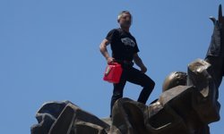 Anıtın Tepesinde Kulaklık Takıp Dans Etti