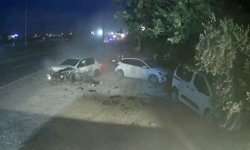 Kontrolden Çıkan Otomobil Araçları Hurdaya Çevirdi