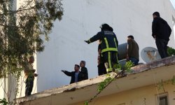 Çatıya Çıkıp Benzin Döktü: Gazeteci Oyaladı, Polis Yakaladı