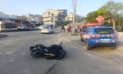 Otomobille Çarpışan Motosiklettekiler Savruldu: 2 Ağır Yaralı