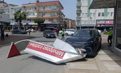 Önce Otomobile Ardından Dev Tabelaya Çarptı