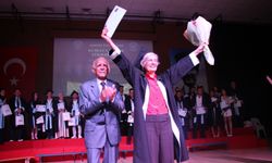 70 Yaşında Mezun Oldu, Diplomasını Oğlu Verdi