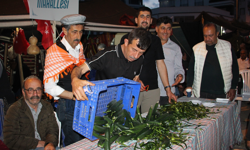 Çocukluk Hatırası İçin 1 Ton Salatalık Dağıttı
