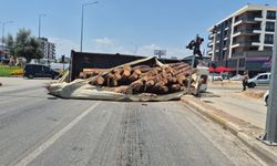 Kamyon Kavşağa Girerken Devrildi