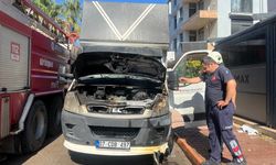 Park Halindeki Nakliye Kamyonunda Motor Yangını