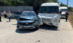 Antalya’da Okul Servisi Otomobille Çarpıştı