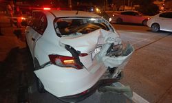 Kırmızı ışıkta bekleyen otomobile tur minibüsü çarptı