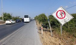 Tabelaya çarpan motosikletliyi kask kurtardı