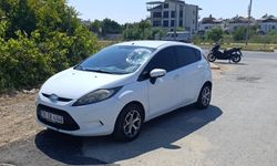 Motosikletli öfkesini otomobilin camından çıkardı