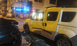 Antalya'da iki hafif ticari araç kavşakta çarpıştı
