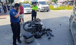 Motosikletli çarpışmanın etkisiyle havaya savruldu