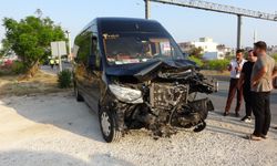 Antalya'da 4 araçlı zincirleme kaza: 6'sı turist 7 yaralı