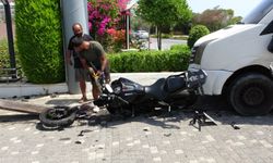 Tur midibüsüyle çarpışan motosiklettekiler yola savruldu