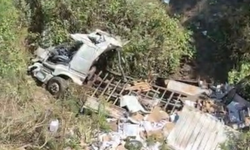 Kumluca’da kamyon şarampole devrildi: 1 ölü
