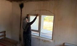 Antalya'da hortumun evsiz bıraktığı aile korkudan eve giremiyor