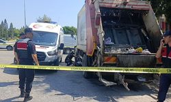 Görev yaptığı çöp kamyonunun altında kaldı, hayatını kaybetti