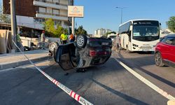 Refüje çarpan otomobil takla attı