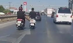 Seyir halindeyken önündeki motosikleti ayağıyla itti