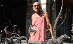 Elektrik kaynağıyla heykel yapıyor