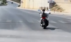 Alanya'da motosikletlinin tehlikeli hareketleri kamerada