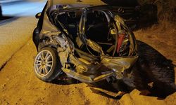 Manavgat'ta karşı şeride geçen otomobil otobüse çarptı