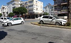 Manavgat'ta otomobiller çarpıştı
