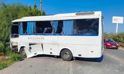 Tur otobüsü ile servis minibüsü çarpıştı: 6 yaralı