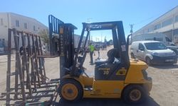 Forkliftin vinç demirine çarptı: Motosiklet sürücüsü öldü