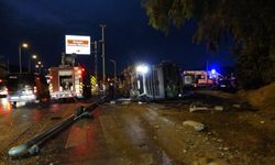 Antalya'da tır devrildi: Durakta bekleyen 2 kişi hayatını kaybetti