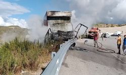 Bariyerlere çarpan kamyon yandı: Sürücü yaralı kurtuldu
