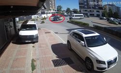 Antalya'da otomobil ile motosikletin çarpışma anı kamerada