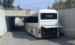 Alt geçide sıkışan tur otobüsünü 2 vinç 3 saatte güçlükle çıkardı