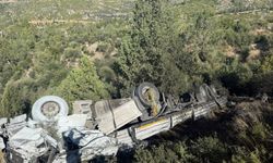 Antalya'da kömür yüklü tır şarampole devrildi