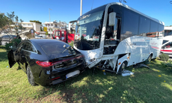 Antalya’da midibüs ile otomobil çarpıştı: 2 yaralı